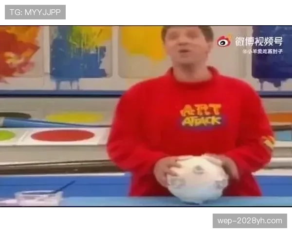 唐佳豪训练完直接啃鸡腿？这自律人设有点绷不住啊