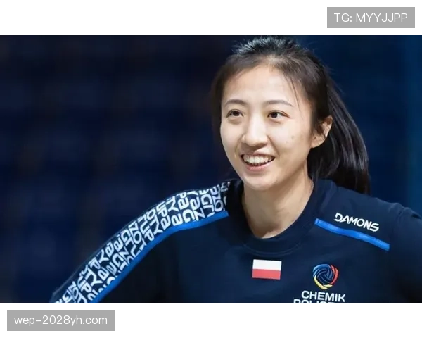 丁霞训练完直接瘫在场边啃鸡腿，这自律和放纵切换得太真实了