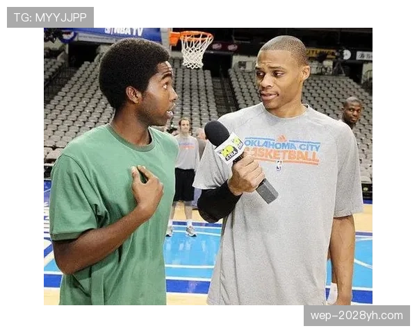 威少又穿荧光绿拖鞋逛超市了，这穿搭是真不怕路人拍照啊