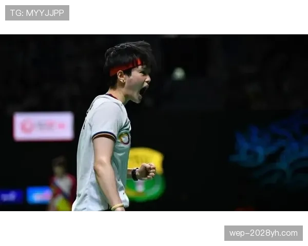 安洗莹穿运动服吃泡面，脚边放着几只名牌袋——这反差把我看傻了