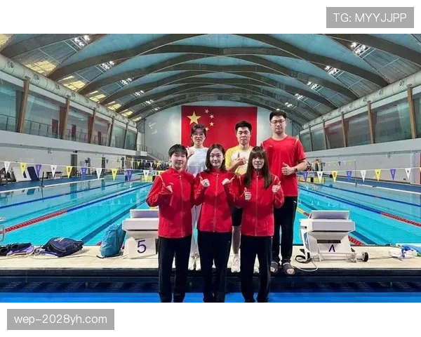 李冰洁穿拖鞋去买早餐，手里那只包亮到我当场怀疑世界观